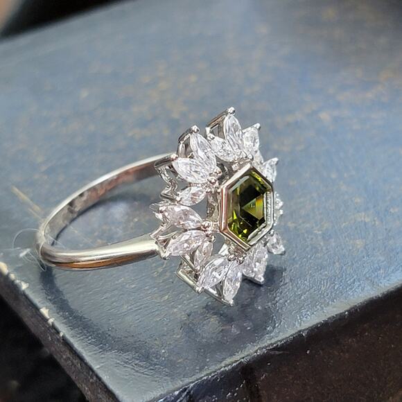Rhodium Plated Simulated Peridot Ring - Size 9 - Floral Burst Design - Picture 5 of 13